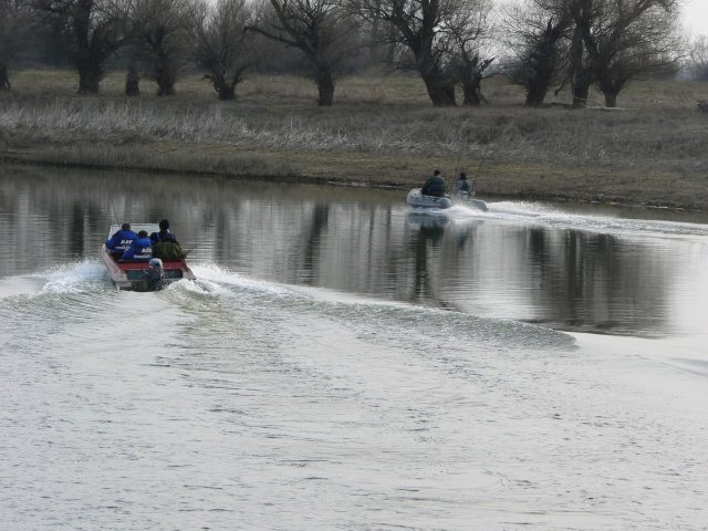 Рыбалка с моторной лодки на Ахтубе весной (нижняя Волга)